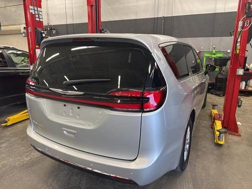 2024 Chrysler Pacifica Touring-L