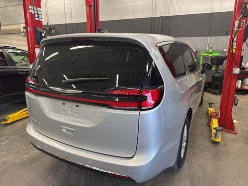 2024 Chrysler Pacifica Touring-L