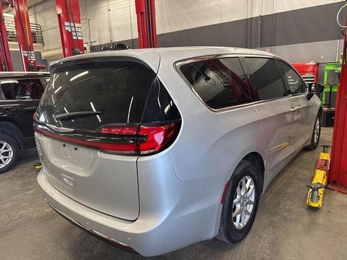 2024 Chrysler Pacifica Touring-L