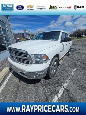 Bright White Clearcoat 2018 RAM 1500 Big Horn