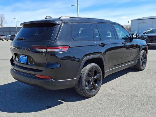 Diamond Black Crystal Pearlcoat 2023 Jeep Grand Cherokee L Laredo