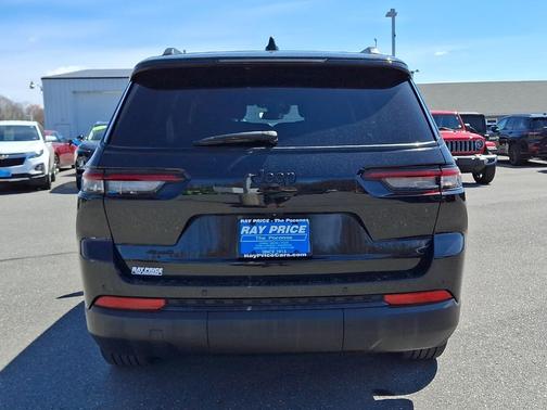 Diamond Black Crystal Pearlcoat 2023 Jeep Grand Cherokee L Laredo