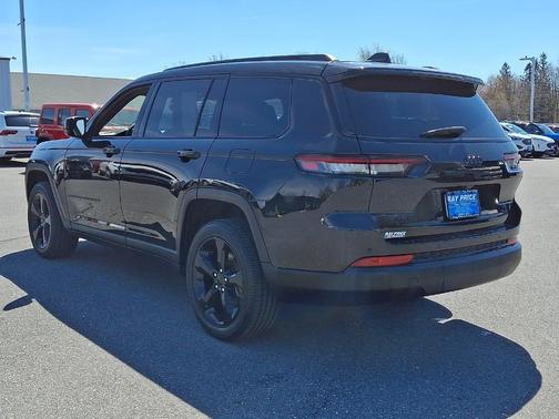 Diamond Black Crystal Pearlcoat 2023 Jeep Grand Cherokee L Laredo