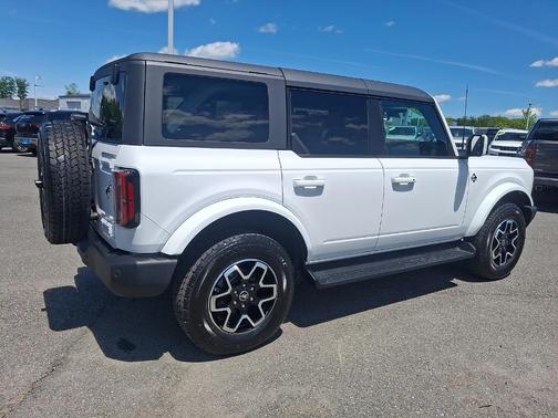 Oxford White Clearcoat 2025 Ford Bronco Outer Banks
