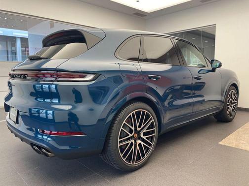 Montego Blue Metallic 2026 Porsche Cayenne Cayenne