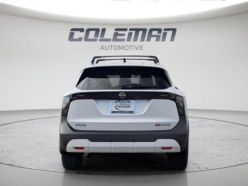 Aspen White Tri 2026 Nissan Kicks SR