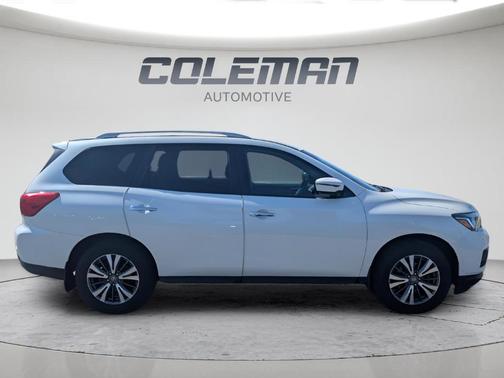 White 2017 Nissan Pathfinder SV