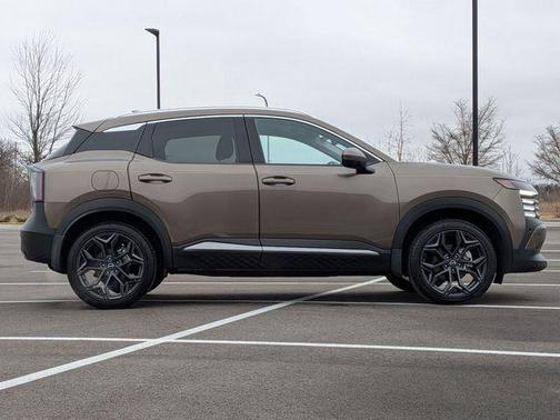 Canyon Bronze M 2025 Nissan Kicks SR