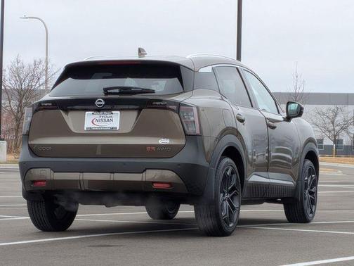 Canyon Bronze M 2025 Nissan Kicks SR