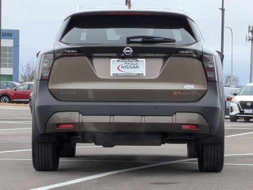 Canyon Bronze M 2025 Nissan Kicks SR