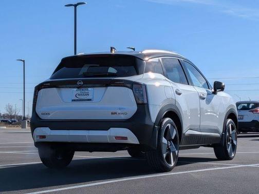 2t Wht Blk Roof 2025 Nissan Kicks SR
