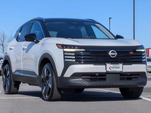 2t Wht Blk Roof 2025 Nissan Kicks SR