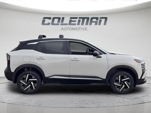 2t Wht Blk Roof 2026 Nissan Kicks SV