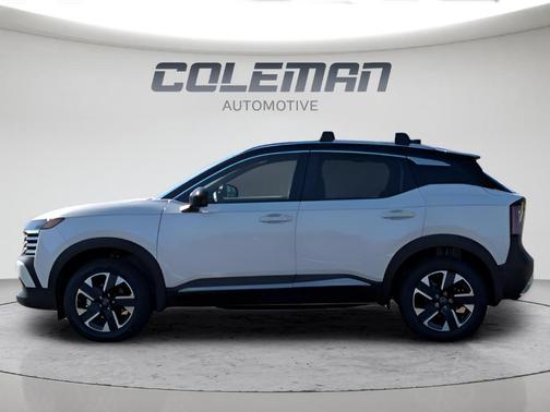 2t Wht Blk Roof 2026 Nissan Kicks SV