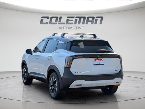 2t Wht Blk Roof 2026 Nissan Kicks SV