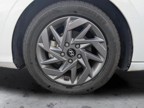 White 2024 Hyundai ELANTRA SEL
