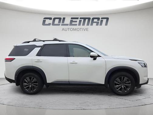 White 2024 Nissan Pathfinder SV