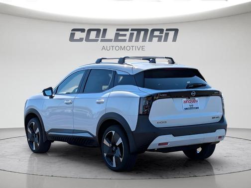 Aspen White Tri 2026 Nissan Kicks SR