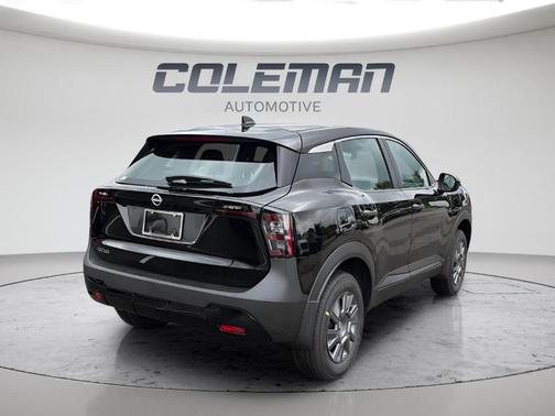 Super Black 2027 Nissan Kicks S
