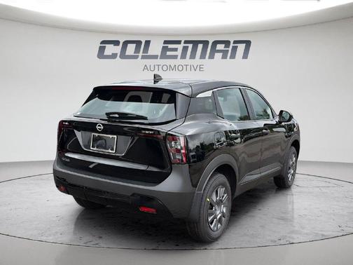 Super Black 2027 Nissan Kicks S