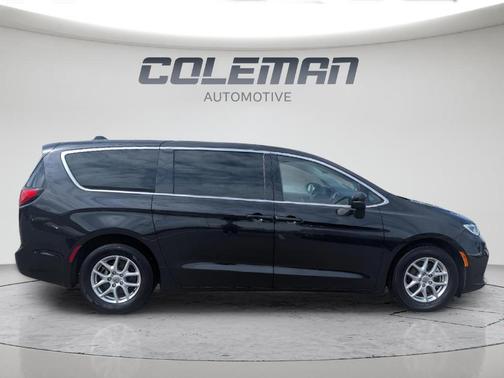 Brilliant Black Crystal Pearlcoat 2023 Chrysler Pacifica Touring-L