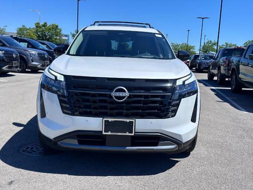 Everest 2026 Nissan Pathfinder Platinum