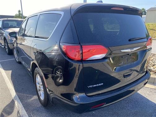 Brilliant Black Crystal Pearlcoat 2022 Chrysler Voyager LX