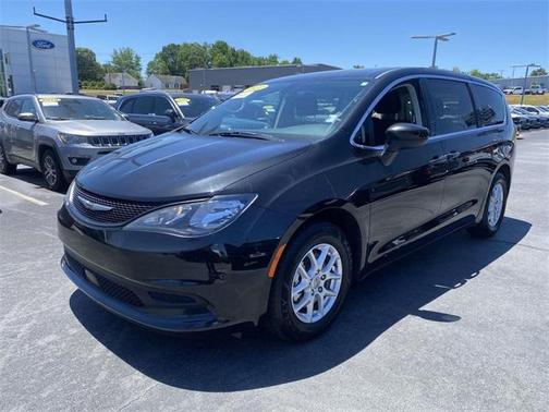 Brilliant Black Crystal Pearlcoat 2022 Chrysler Voyager LX