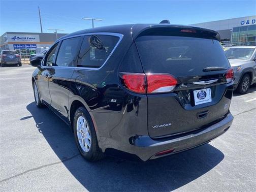 Brilliant Black Crystal Pearlcoat 2022 Chrysler Voyager LX