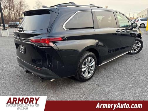 2022 Toyota Sienna XLE Woodland Edition
