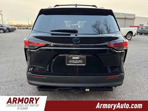 2022 Toyota Sienna XLE Woodland Edition