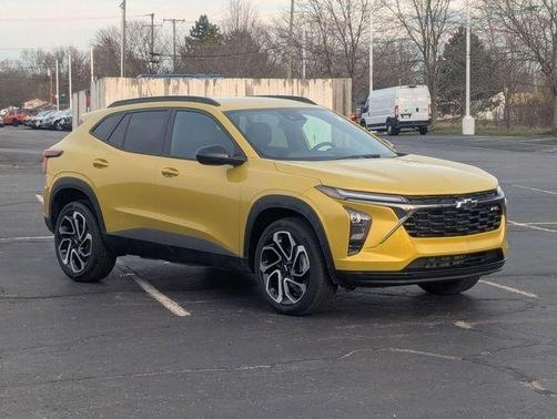 Yellow Metallic 2025 Chevrolet Trax 2RS