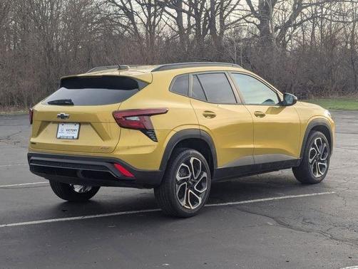 Yellow Metallic 2025 Chevrolet Trax 2RS