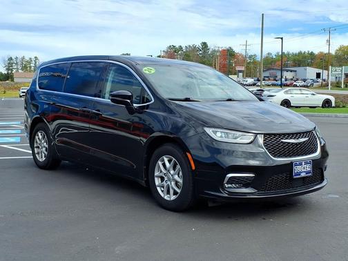 Diamond Black Crystal Pearlcoat 2024 Chrysler Pacifica Touring L
