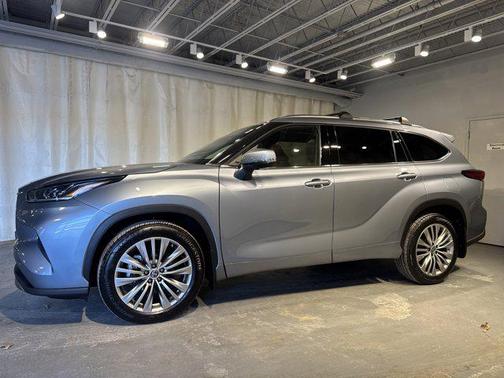 2022 Toyota Highlander Platinum