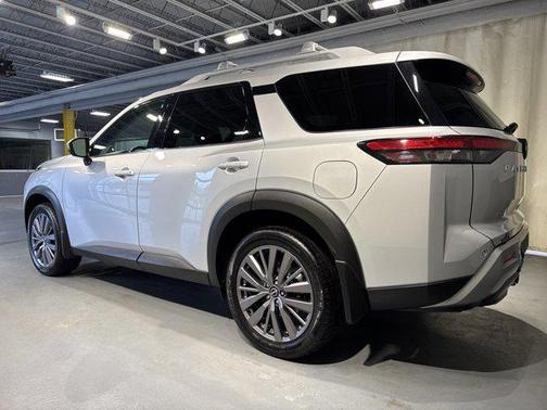Brilliant Silver Metallic 2023 Nissan Pathfinder SL 4WD