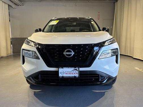 Pearl White Tricoat/Super Black 2023 Nissan Rogue SV