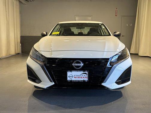 Glacier White 2026 Nissan Altima SV FWD