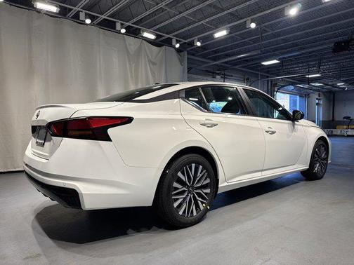 Glacier White 2026 Nissan Altima SV FWD