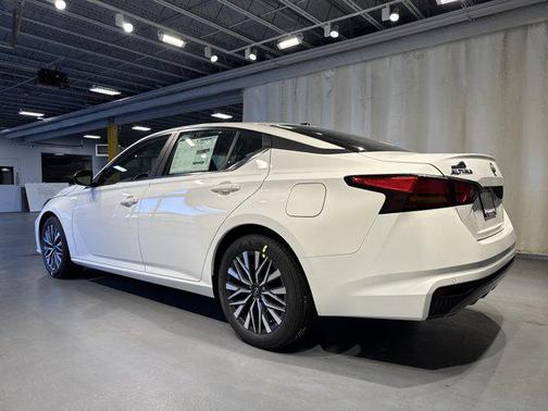 Glacier White 2026 Nissan Altima SV FWD