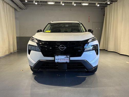 Everest White Pearl Tricoat 2026 Nissan Rogue Dark Armor