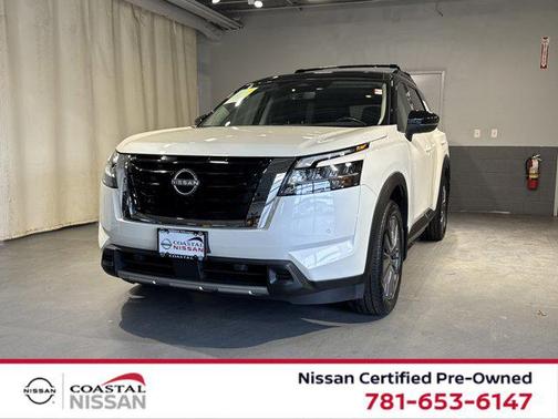 Pearl White Tricoat/Super Black 2023 Nissan Pathfinder SL 4WD