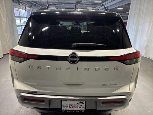 Pearl White Tricoat/Super Black 2023 Nissan Pathfinder SL 4WD