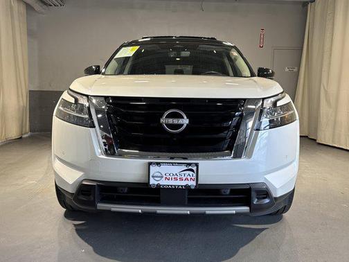 Pearl White Tricoat/Super Black 2023 Nissan Pathfinder SL 4WD