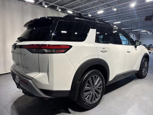 Pearl White Tricoat/Super Black 2023 Nissan Pathfinder SL 4WD
