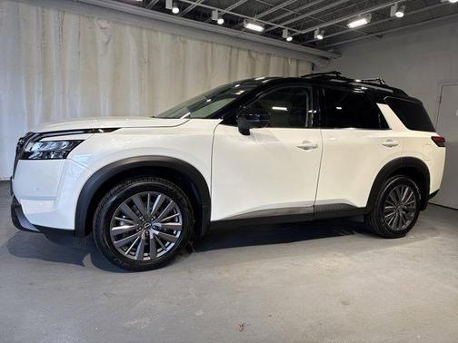 Pearl White Tricoat/Super Black 2023 Nissan Pathfinder SL 4WD