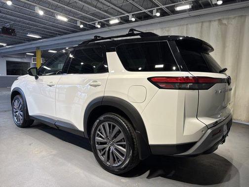 Pearl White Tricoat/Super Black 2023 Nissan Pathfinder SL 4WD