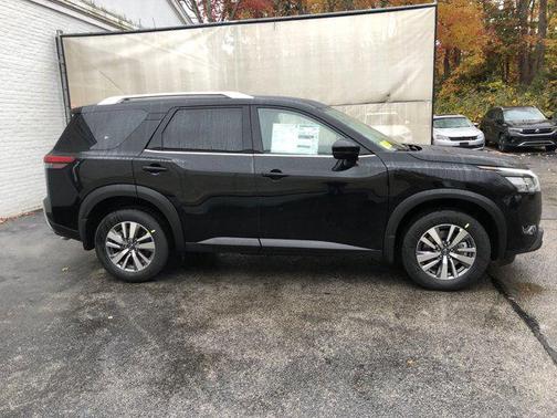 2025 Nissan Pathfinder SL 4WD