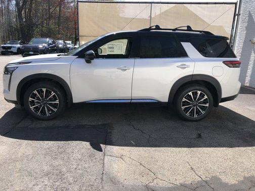 Everest White Pearl Tricoat/Super Black 2026 Nissan Pathfinder Platinum