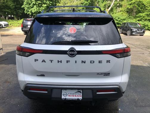 Everest White Pearl Tricoat/Super Black 2026 Nissan Pathfinder Platinum